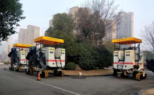 作為公路施工中的重要路面機(jī)械，混凝土路緣石滑模攤鋪機(jī)必須跟上時(shí)代步伐