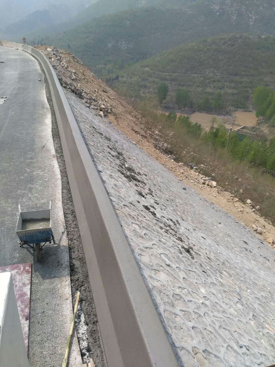無論何種工況，路緣石滑模機(jī)都能完美運(yùn)行