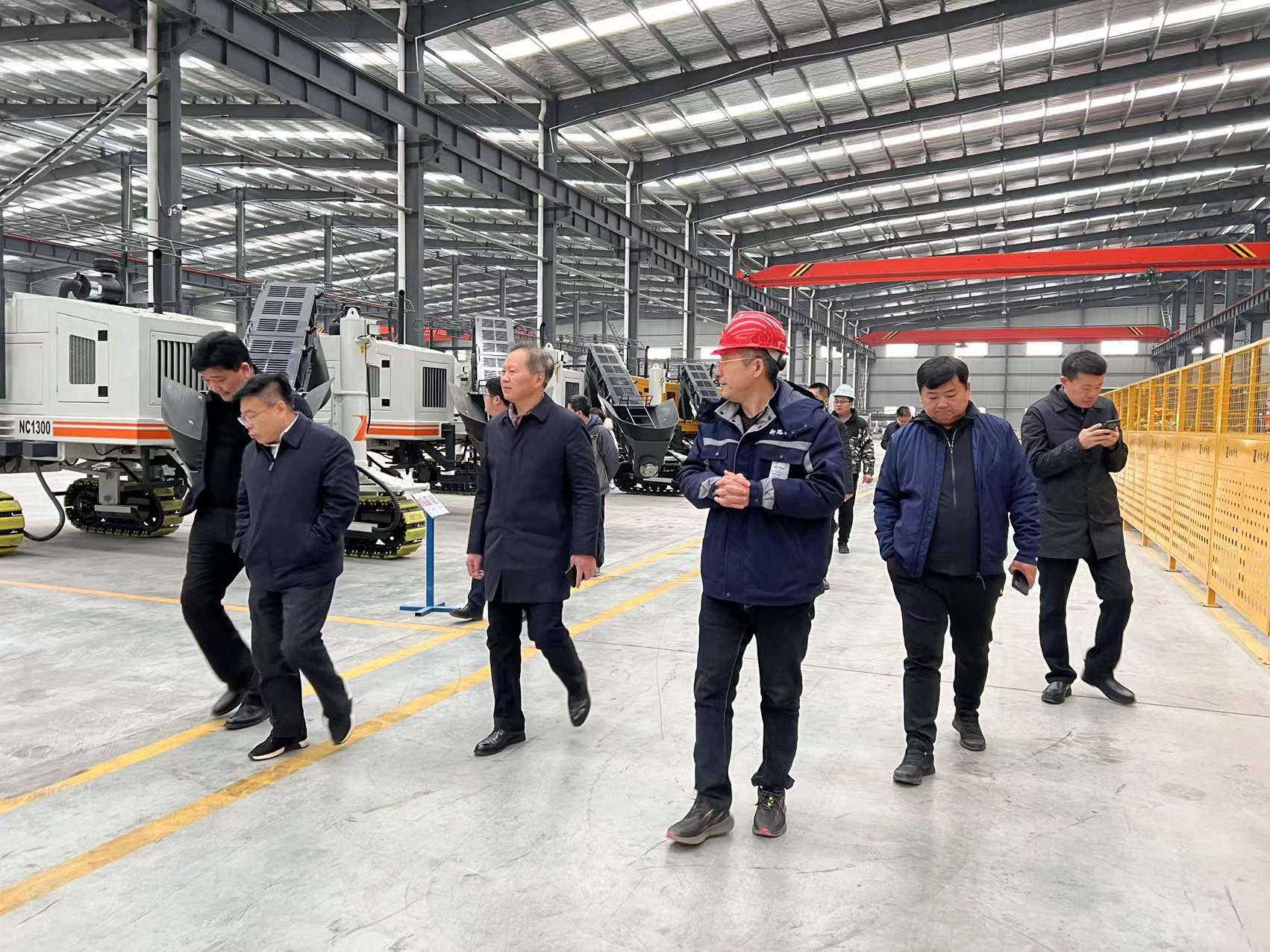 熱烈歡迎徐州市委市政府、淮海國(guó)際港務(wù)區(qū)、柳新鎮(zhèn)一行領(lǐng)導(dǎo)來(lái)我司參觀考察工作